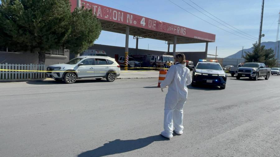 Elementos de la Agencia de Investigación Criminal acudieron a la estación de Bomberos de Derramadero tras confirmarse el fallecimiento de una mujer que había sido trasladada en un vehículo particular por sus familiares.