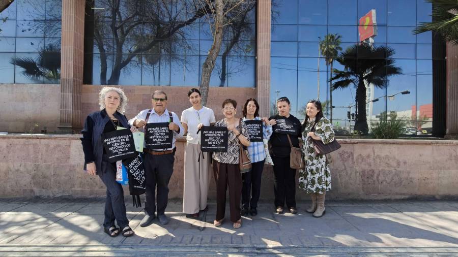 Vecinos denuncian manejo inadecuado de basura en la calle Bravo, lo que genera dispersión de desechos por animales.