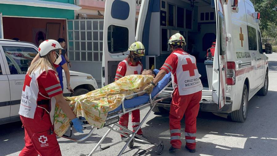 Paramédicos de la Cruz Roja trasladaron de urgencia al lesionado al Hospital General tras sufrir una caída de más de cinco metros en la colonia Jesús Cabello.