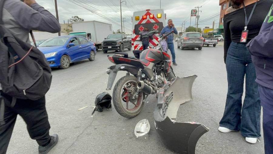 El accidente ocurrió cuando el conductor de un Chevy intentó incorporarse al bulevar Isidro López Zertuche sin advertir la presencia de la motocicleta.