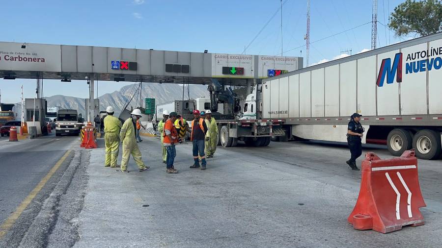 El accidente ocurrió cuando la unidad de carga circulaba de Matehuala hacia Monterrey; la Guardia Nacional tomó conocimiento del percance.