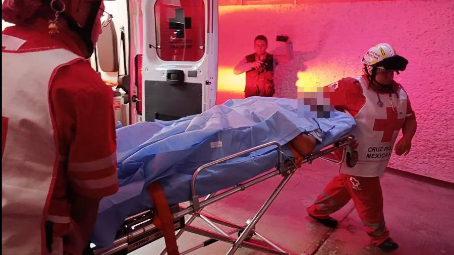 Paramédicos de Cruz Roja trasladaron al conductor lesionado a un hospital para recibir atención médica especializada.