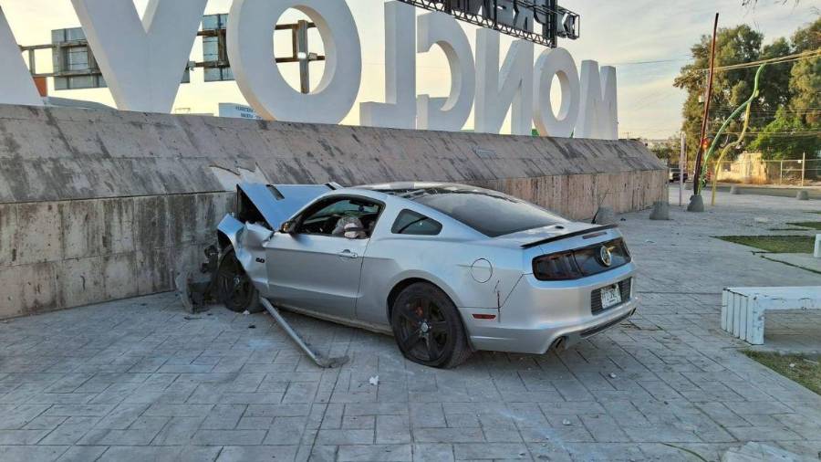 El Mustang GT gris quedó completamente destrozado tras estrellarse contra la base de la estructura “Prendamos Monclova”.