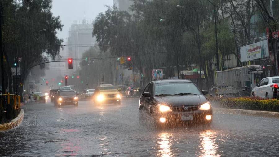 El ingreso de humedad proveniente del océano Pacífico, golfo de México y mar Caribe, originará lluvias y chubascos en estados del occidente, sur y sureste de México.