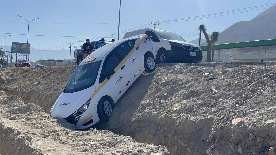 El vehículo quedó en diagonal hacia el pavimento luego de caer en una obra en proceso.