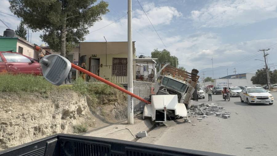 El conductor intentó dirigir el camión hacia la banqueta para evitar un accidente de mayores consecuencias.