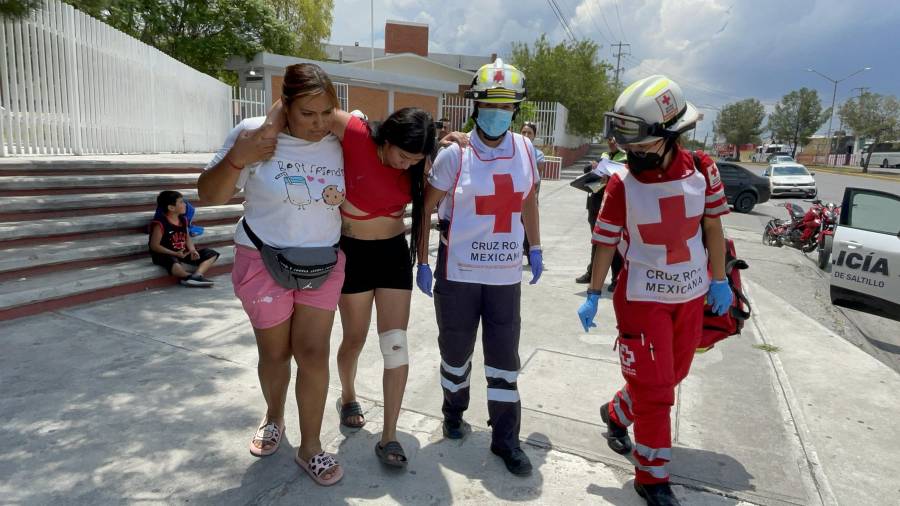 Paramédicos de la Cruz Roja atendieron a los dos motociclistas lesionados tras el choque registrado en la calzada Antonio Narro.