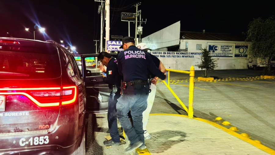 El conductor fue detenido por policías municipales tras ser reportado en grupos de seguridad.