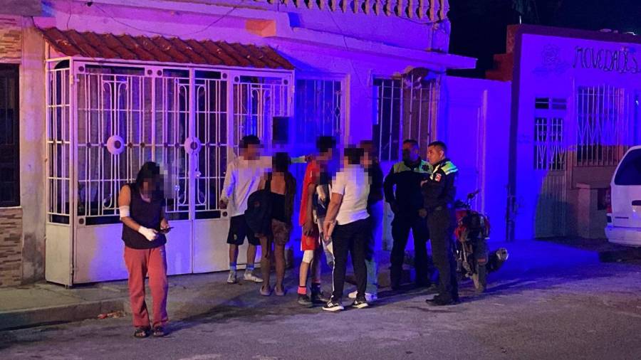 Vecinos del sector acudieron a auxiliar a los ocupantes de la motocicleta tras escuchar el fuerte estruendo provocado por el choque registrado durante la noche en calles de la colonia Satélite Sur.