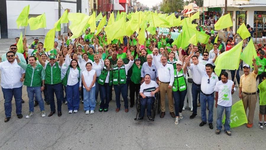 Cientos de ciudadanos respaldaron el registro de Alhira Reséndiz. FOTOS: CORTESÍA