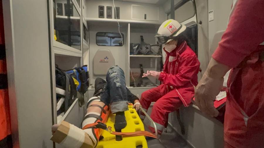 El joven fue atendido por paramédicos de la Cruz Roja.