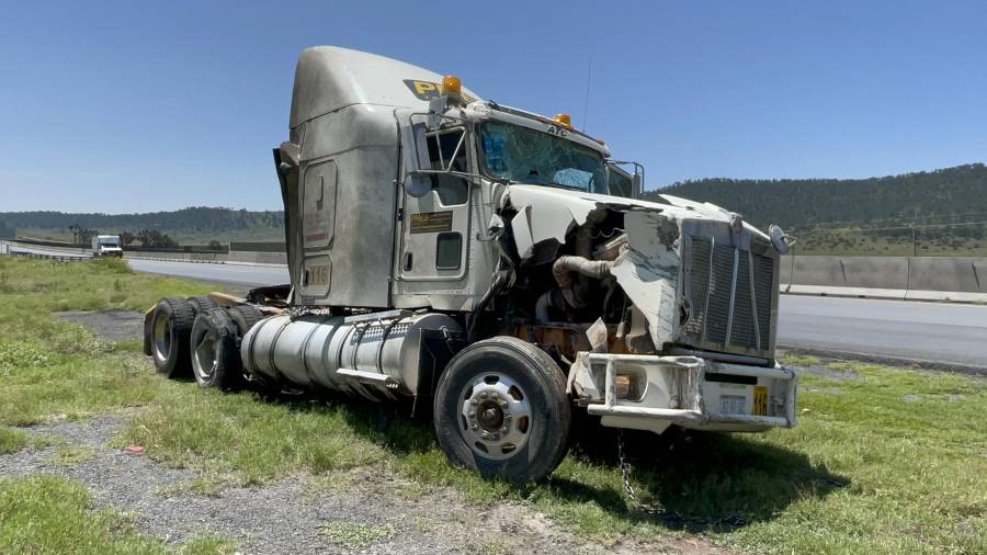 El tractocamión presentó daños de consideración tras el accidente.