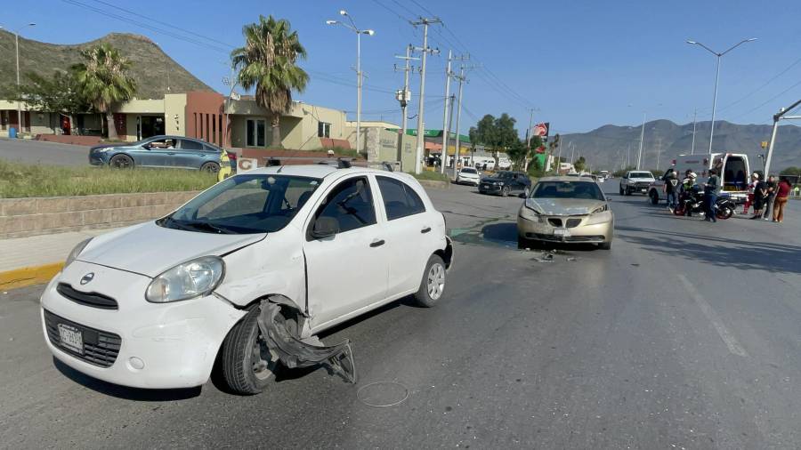 El Nissan March involucrado en el primer choque fue impactado segundos después por un segundo automóvil.