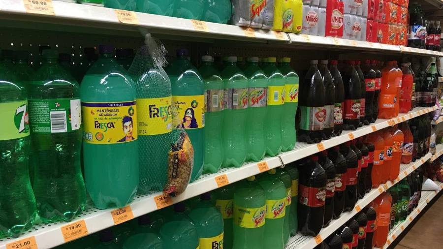 El alto consumo de refrescos en México está directamente relacionado con el incremento de obesidad, diabetes y enfermedades cardiovasculares, advierten especialistas.