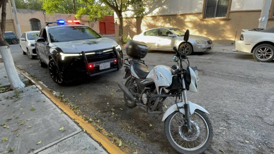 Autoridades municipales realizaron el levantamiento de la motocicleta como parte de las acciones preventivas para evitar riesgos a la circulación en una de las zonas con mayor tránsito vehicular de la ciudad.