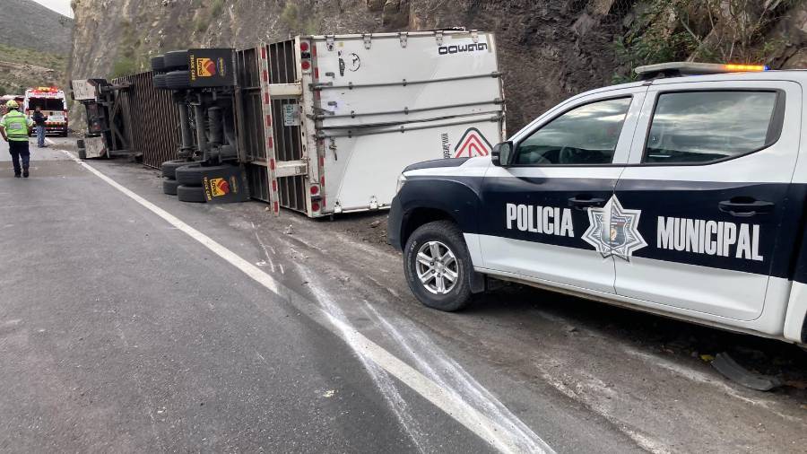 Autoridades acudieron al lugar para liberar la circulación.