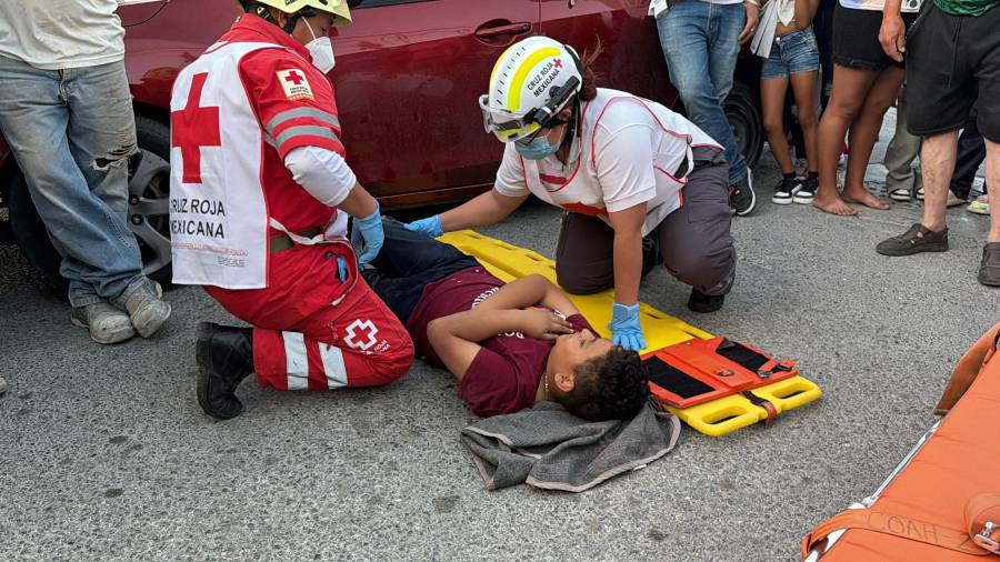 El menor fue atendido por los paramédicos de la Cruz Roja.