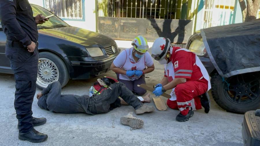 Tras una valoración médica en el lugar, los socorristas determinaron que el afectado requería ser trasladado al Hospital General para recibir atención especializada debido a las lesiones que presentaba.