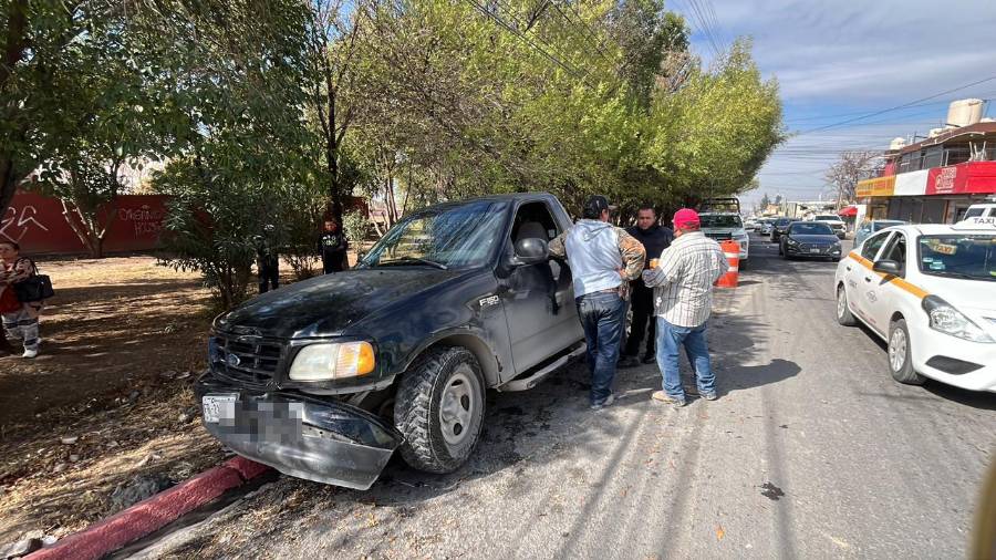 La camioneta Ford F-150 terminó impactada contra un Nissan March tras el desvanecimiento del conductor.