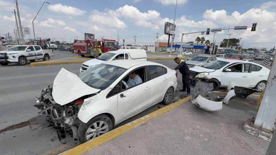 El Nissan Versa y el automóvil Kia terminaron con daños tras el percance registrado en el cruce conocido como La Lechera.