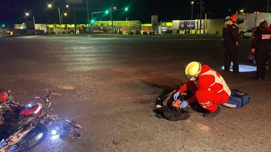 Paramédicos de la Cruz Roja brindaron atención médica a los dos jóvenes involucrados en el percance; uno fue trasladado a un hospital para recibir valoración especializada.