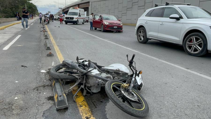 El joven terminó sobre el pavimento después de ser impactado por un automóvil que circulaba con preferencia de paso, de acuerdo con los primeros reportes del percance.