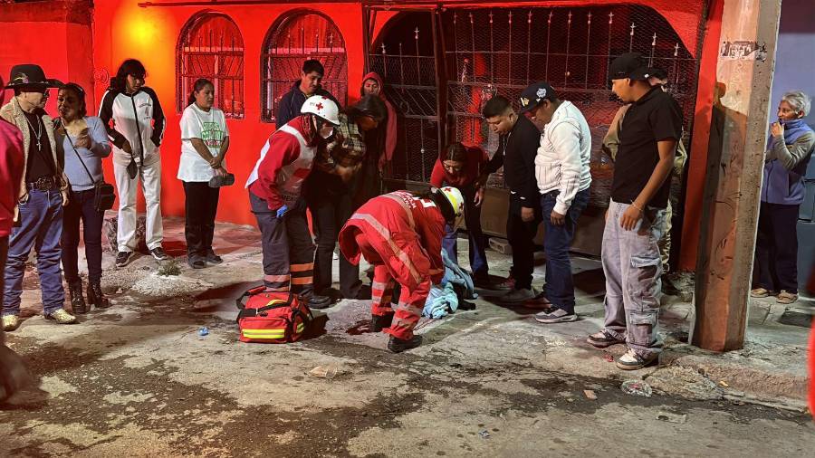 El portón de la vivienda quedó dañado tras el impacto de la motocicleta, mientras Francisco Alejandro Guzmán permaneció tendido en el pavimento a la espera de atención médica.