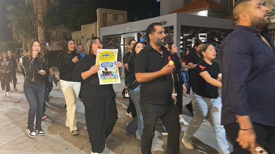 Los maestros se reunieron alrededor de las 7:30 de la noche en la Alameda Zaragoza para iniciar la marcha.