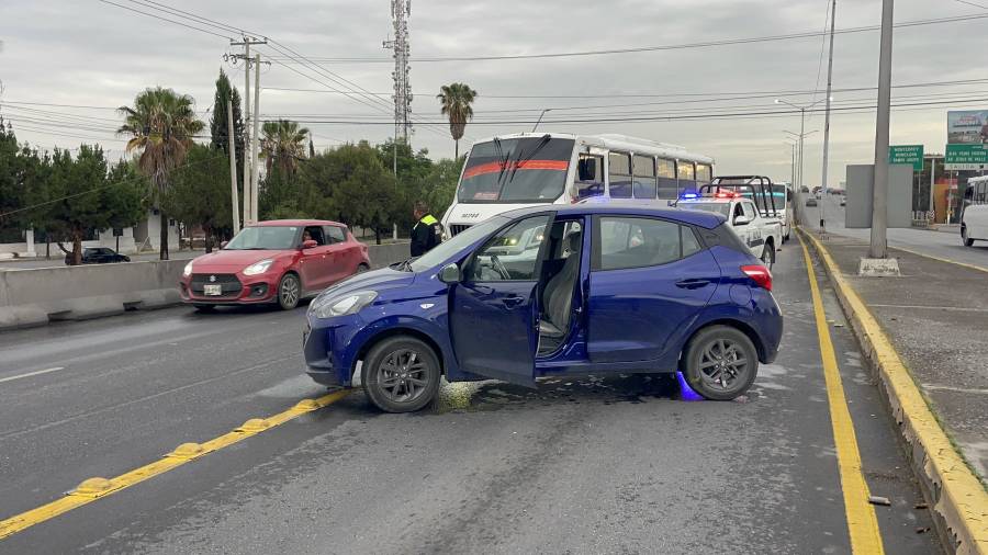 Un vehículo Hyundai Grand i10 terminó atravesado sobre uno de los carriles de circulación después de que su conductora perdiera el control debido al pavimento mojado mientras transitaba por el bulevar Venustiano Carranza.