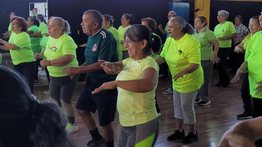 La estrategia busca que las personas mayores conserven su independencia y calidad de vida mediante hábitos saludables y prevención de enfermedades.