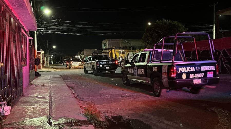 Elementos de la Policía Municipal acudieron al cruce de Aquiles Serdán y Pedro Ampudia para controlar la riña en la que participaron varias personas, logrando la detención de al menos 30 involucrados.