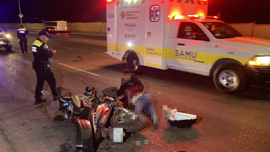 Elementos de Tránsito Municipal abanderaron la circulación en el sitio del accidente mientras socorristas atendían a los lesionados y realizaban las maniobras correspondientes.