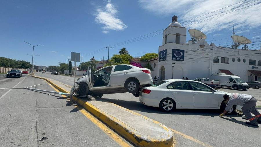 El percance ocurrió a la altura de la colonia San Alberto, donde un vehículo Chevrolet Aveo terminó impactado y con daños adicionales tras subir al camellón central.