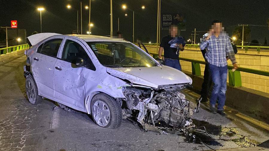 El automóvil fue declarado en pérdida total y posteriormente trasladado a un corralón, mientras autoridades viales realizaban el peritaje correspondiente para deslindar responsabilidades.