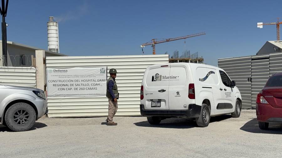 Personal del Servicio Médico Forense (Semefo) acudió a la obra para realizar el levantamiento del cuerpo y trasladarlo para la necropsia de ley.