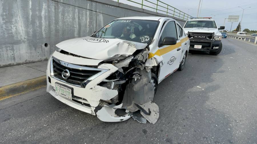 De acuerdo con los primeros reportes, el conductor de un Nissan Versa no alcanzó a detener su marcha y terminó impactando la parte trasera de un Dodge Avenger que intentaba incorporarse a los carriles centrales.