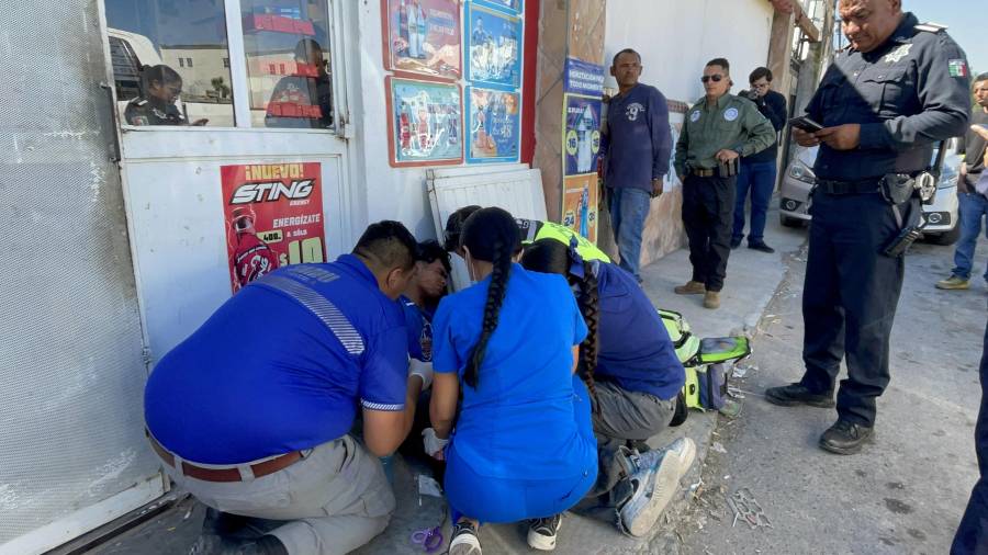 Raúl Ernesto “N”, de 21 años, fue atendido por personal de la Secretaría de Salud tras resultar herido durante la riña.