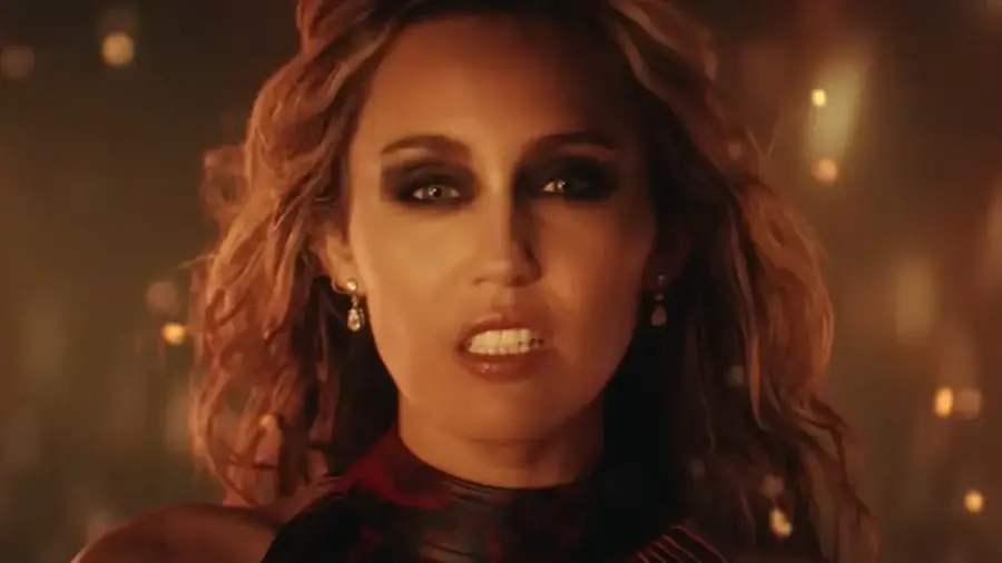 Un diamante entre las cenizas de su casa inspiró a Miley Cyrus a escribir el tema de ‘Avatar’