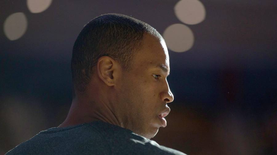 Jason Collins marcó un antes y un después en la NBA al convertirse en el primer jugador activo en declararse abiertamente gay, un legado que hoy trasciende el deporte.