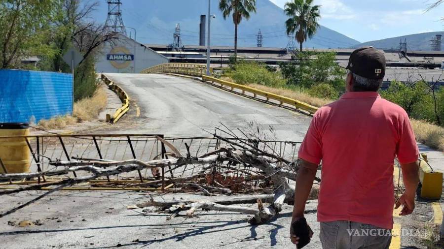 El bloqueo en los accesos de AHMSA impide la entrega de maquinaria a la empresa Bravo Montacargas.