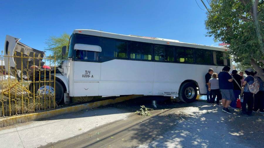 La unidad terminó sobre la banqueta y se impactó contra la barda de un predio en la lateral del bulevar Fundadores, generando movilización de cuerpos de seguridad.