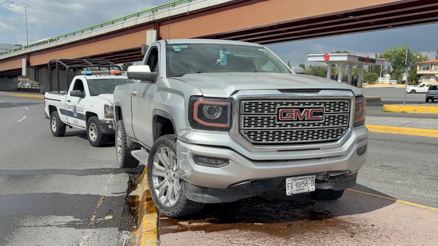 La camioneta tuvo que ser retirada con el apoyo de una grúa.