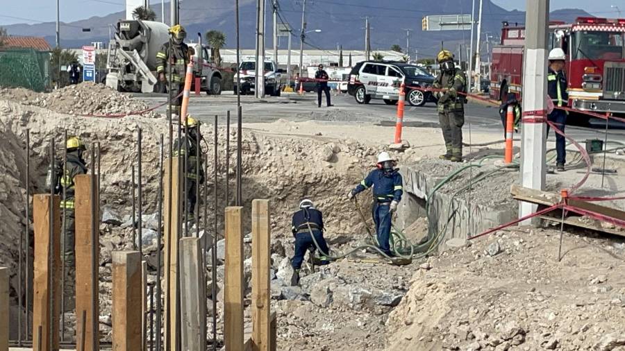 Personal de la empresa de gas y bomberos realizaron maniobras para detener la fuga y eliminar riesgos.
