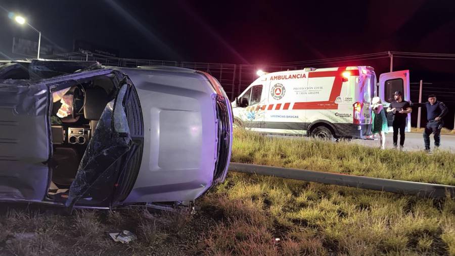 La camioneta terminó volcada a un costado del bulevar Miguel Ramos Arizpe, a la altura de la Curva de Acero.