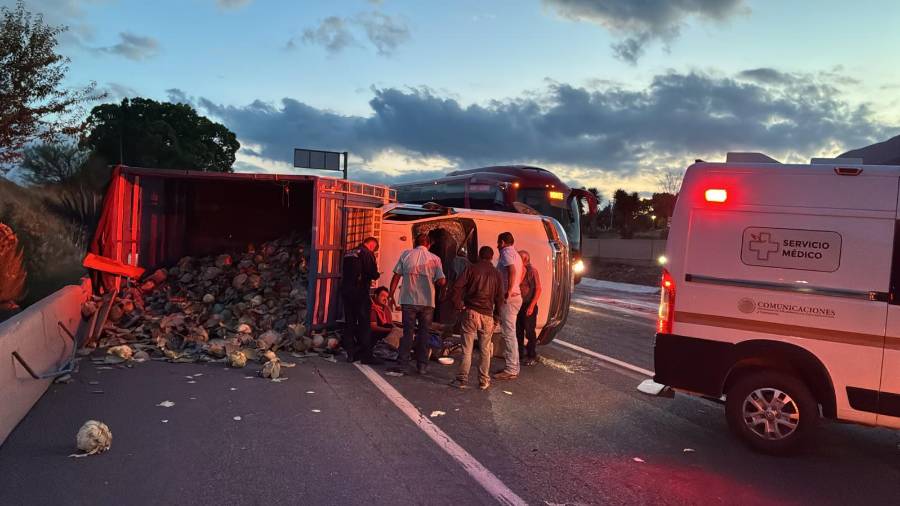 Autoridades acudieron al lugar para atender el accidente y acordonar el área.