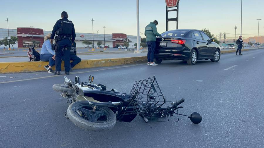 Los trabajadores circulaban en una motocicleta eléctrica cuando ocurrió el percance.