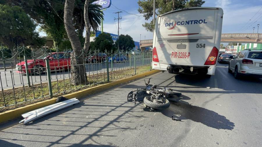 La motocicleta quedó sobre uno de los carriles de circulación después del accidente.