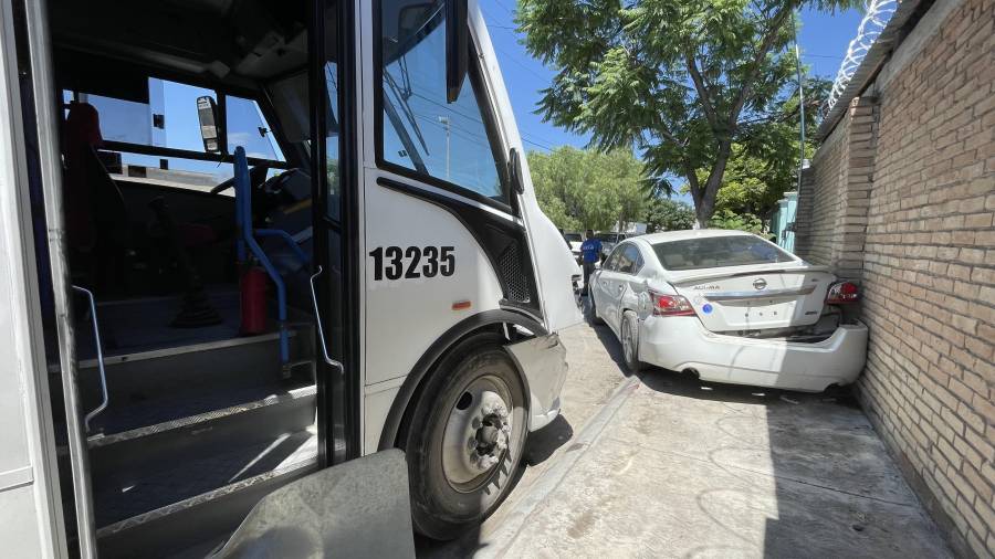 El vehículo de transporte comenzó a desplazarse sin control y terminó impactando un automóvil que se encontraba debidamente estacionado en el cruce de las calles 8 de Mayo y 5 de Febrero.