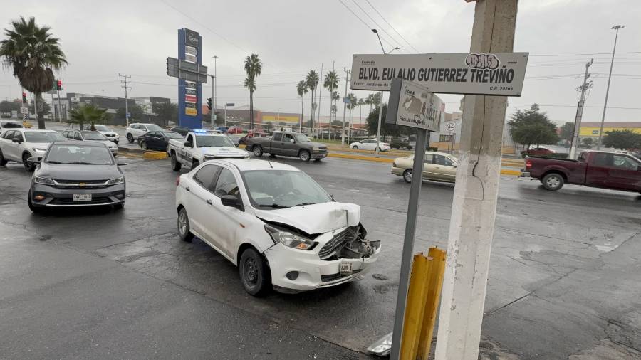 El accidente ocurrió en la lateral del bulevar Eulalio Gutiérrez, a la altura de Plaza Cristal, donde la conductora habría intentado esquivar otro vehículo.