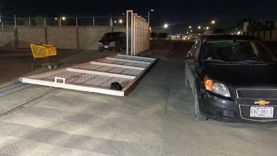 El accidente ocurrió cuando la empleada finalizaba su jornada laboral como vigilante y trataba de asegurar el acceso del negocio, sin percatarse de que la estructura corrediza no se encontraba debidamente fija.